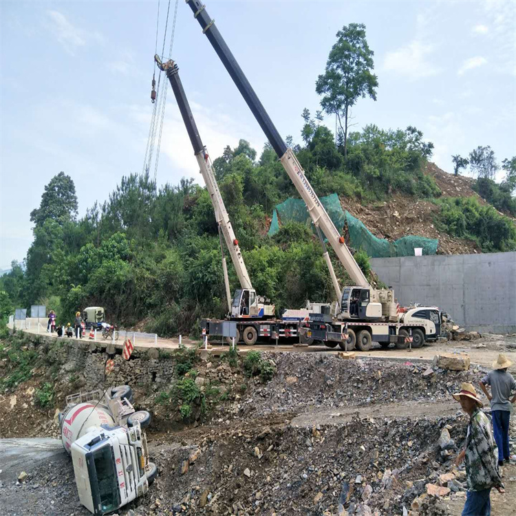 枣庄薛城汽车掉沟里叫吊车救援要多少钱